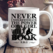 Onderschat nooit de kracht van een meisje met boek mok