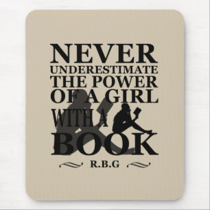 Onderschat nooit de kracht van een meisje met boek muismat