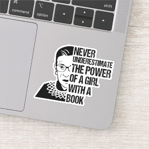 Onderschat nooit de kracht van een meisje met boek sticker