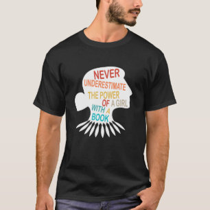 Onderschat nooit de kracht van een meisje met boek t-shirt