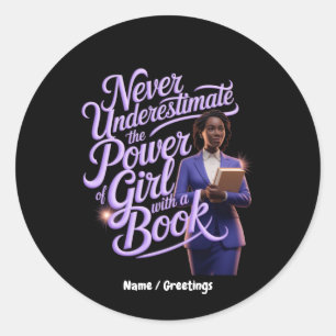 Onderschat nooit de kracht van een meisje met een ronde sticker