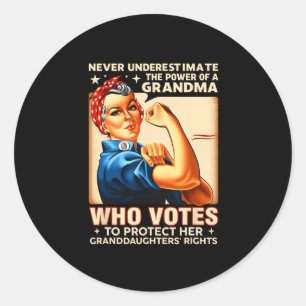 Onderschat nooit de kracht van een oma die stemt ronde sticker