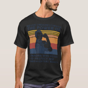 Onderschat nooit de kracht van een oma die stemt t-shirt