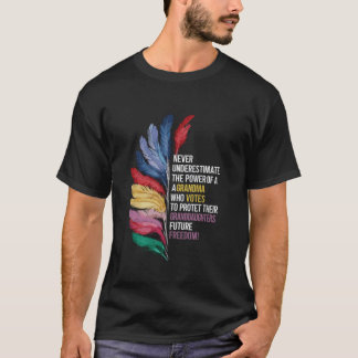 Onderschat nooit de kracht van oma die stemt t-shirt