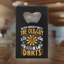 Onderschat nooit de oude man die goed is in darten