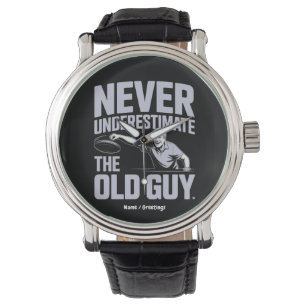 Onderschat nooit de oude man Funny Disk Golf Horloge