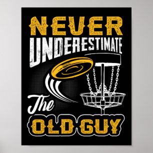 Onderschat nooit de oude man Grappige Disc Golf Fr Poster