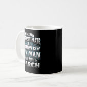 Onderschat nooit een brutaal oud Man dat werd gebo Koffiemok (Voorkant links)