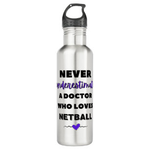 Onderschat nooit een dokter die van netball houdt. waterfles