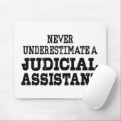 Onderschat nooit een Justitiële Assistent Muismat (Met muis)