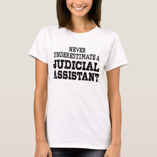 Onderschat nooit een Justitiële Assistent T-shirt (Voorkant)