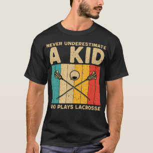 Onderschat nooit een kind dat lacrosse speelt t-shirt