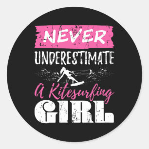 Onderschat Nooit Een Kitesurfend Meisje Cadeau Sur Ronde Sticker