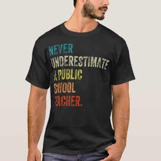 Onderschat nooit een leraar op een openbare school t-shirt