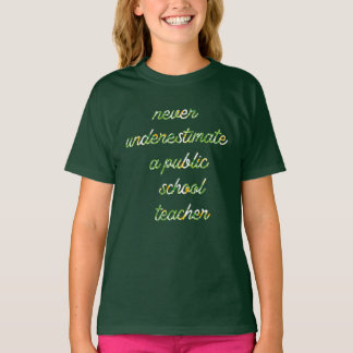 Onderschat nooit een leraar op een openbare school t-shirt