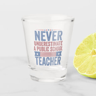 Onderschat nooit een leraar van de openbare school shot glas