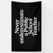 Onderschat nooit een leraar van een openbare schoo spandoek (Verticaal)