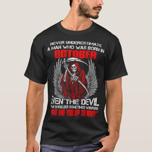 Onderschat nooit een Man dat in oktober is geboren T-shirt (Voorkant)