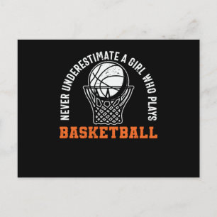 Onderschat nooit een meisje dat basketbal speelt briefkaart