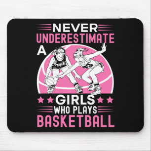 Onderschat nooit een meisje dat basketbal speelt muismat