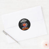 Onderschat nooit een meisje dat basketbal speelt ronde sticker (Envelop)