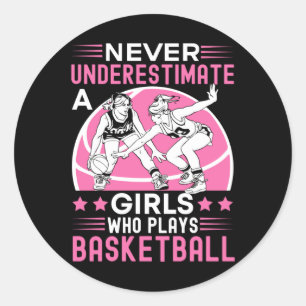 Onderschat nooit een meisje dat basketbal speelt ronde sticker