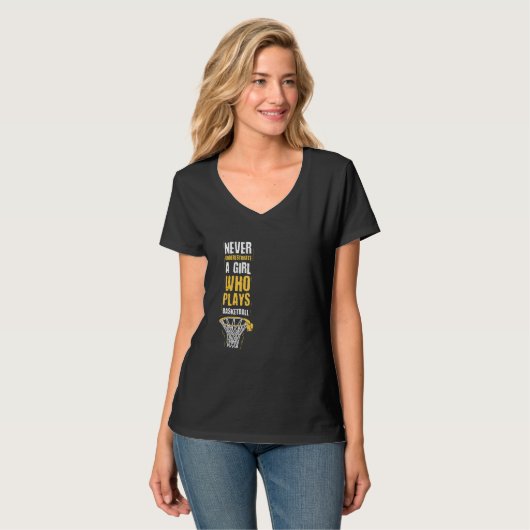 Onderschat nooit een meisje dat basketbal speelt t-shirt (Voorkant volledig)