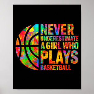 Onderschat Nooit Een Meisje Dat Basketbal Speelt W Poster