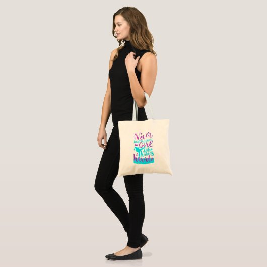 Onderschat nooit een meisje dat het Karate-ontwerp Tote Bag (Voorkant (model))