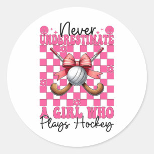 Onderschat Nooit Een Meisje Dat Hockey Speelt Coqu Ronde Sticker