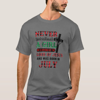 Onderschat nooit een meisje dat in juli werd gebor t-shirt