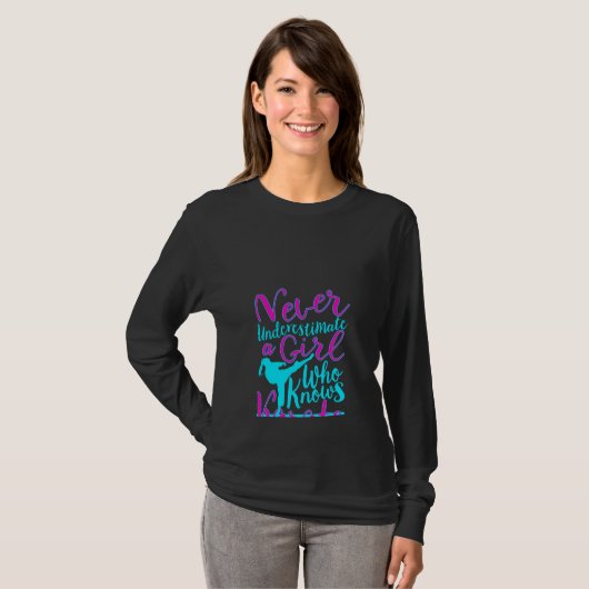 Onderschat nooit een meisje dat Karate kent T-shirt (Voorkant volledig)