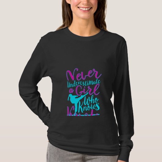 Onderschat nooit een meisje dat Karate kent T-shirt (Voorkant)