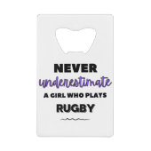 Onderschat nooit een meisje dat rugby speelt kredietkaart flessenopener (Voorkant)