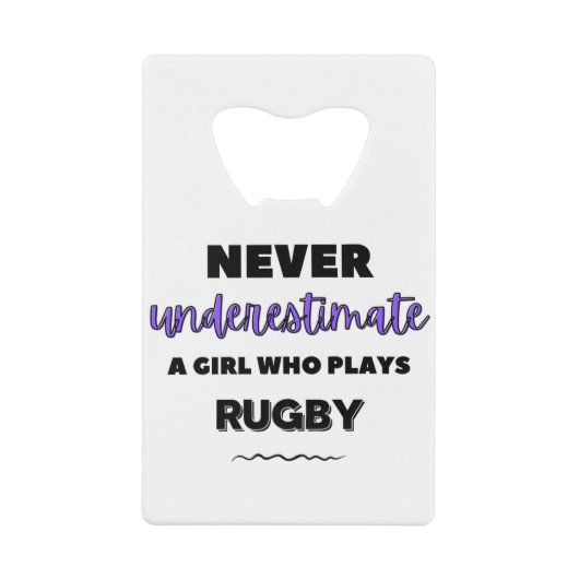 Onderschat nooit een meisje dat rugby speelt kredietkaart flessenopener (Voorkant)