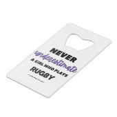 Onderschat nooit een meisje dat rugby speelt kredietkaart flessenopener (Voorkant Gekanteld)