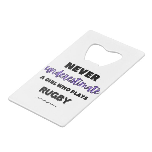 Onderschat nooit een meisje dat rugby speelt kredietkaart flessenopener (Voorkant Gekanteld)