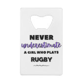 Onderschat nooit een meisje dat rugby speelt kredietkaart flessenopener (Achterkant)