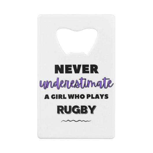 Onderschat nooit een meisje dat rugby speelt kredietkaart flessenopener (Achterkant)