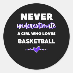 Onderschat nooit een meisje dat van basketbal houd ronde sticker