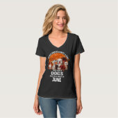 Onderschat nooit een meisje dat van Dogs houdt. T-shirt (Voorkant volledig)