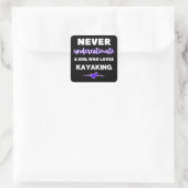 Onderschat nooit een meisje dat van kayak houdt vierkante sticker (Tas)