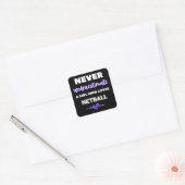 Onderschat nooit een meisje dat van netball houdt vierkante sticker (Envelop)