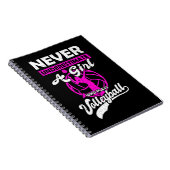 Onderschat nooit een meisje dat Volleyball Gi spee Notitieboek (Rechterzijde)