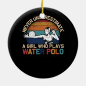 Onderschat nooit een meisje dat waterpolo atletiek keramisch ornament (Achterkant)