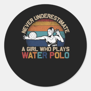Onderschat nooit een meisje dat waterpolo atletiek ronde sticker