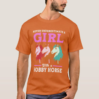 Onderschat nooit een meisje met een hobby paardenv t-shirt