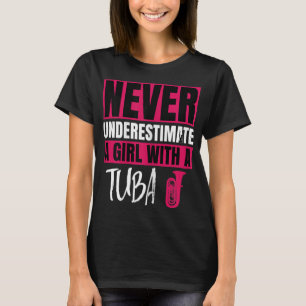 Onderschat nooit een meisje met een tuba-design t-shirt
