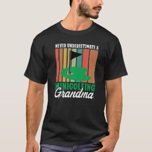 Onderschat nooit een Minigolfing Grandma Mini Gol T-shirt