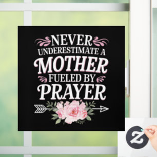 Onderschat Nooit Een Moeder Die Gedreven Wordt Doo Raamsticker